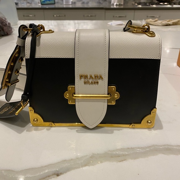 prada cashier